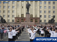 Тысяча школьников и чиновники собрались в центре Ставрополя на общегородской зарядке 