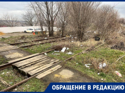 Заваленный мусором ж/д переезд в Ставрополе возмутил горожан 