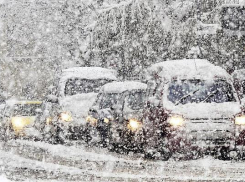Сильный боковой ветер с метелью затруднил движение на трассах Ставрополья
