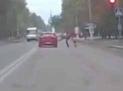 «Два дебила - это сила»: пешеход с ребенком прыгнул на двигавшийся автомобиль на Ставрополье