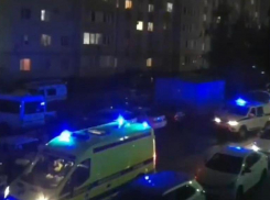 Четырехлетняя девочка оперлась на москитную сетку и выпала из окна многоэтажки в Ставрополе