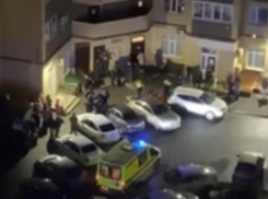 Подросток выпал из окна многоэтажки на юге Ставрополя и погиб 