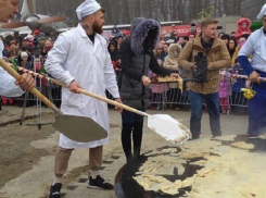Гигантский блин с лопат снова попробовали жители Ставрополя 