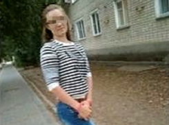 16-летняя девушка в очках ушла из дома и не вернулась на Ставрополье