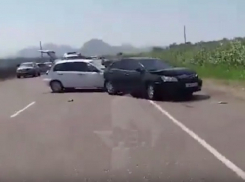 Первые мгновения после масштабного столкновения 10-ти машин на Ставрополье попали на видео