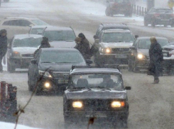 Первый снег привел к пробкам на дорогах Ставрополя 