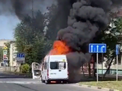 Полыхающая на улице Невинномысска городская маршрутка попала на видео