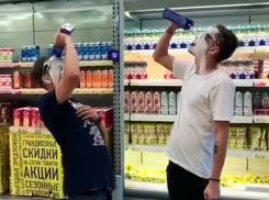 Наглые подростки обливались молоком в супермаркете и попали на видео на Ставрополье