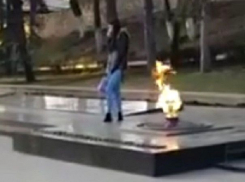 Курившую на мемориале с Вечным огнем в Пятигорске девушку обвинили в слабоумии