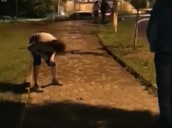 Странный танцующий парень на аллее в Пятигорске привлек внимание очевидцев и попал на видео