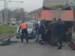 В Пятигорске асфальт пытаются укладывать прямо под колесами движущихся автомобилей