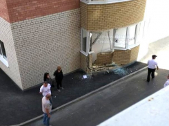 Водитель на белой иномарке снес балкон многоэжтажки в Ставрополе