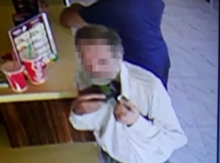 Подозрительный посетитель унес под рубашкой платежный терминал из кафе в Кисловодске и попал на видео