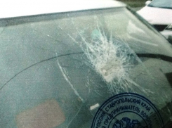 Хулиган пробил стекло машины кирпичом вопреки названию своей станицы на Ставрополье