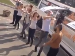 Папа новорожденного малыша устроил танцы около роддома Ставрополя