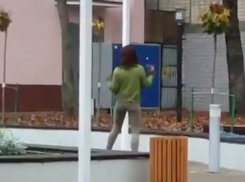 Странный танец девушки в лосинах сняли на видео жители Ставрополя