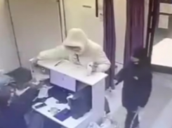 «Не гавкай тут сиди»: скандал с ножом на пункте WB в Пятигорске попал на камеры видеонаблюдения