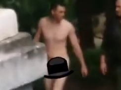 «Дело в шляпе»: голый мужчина «без комплексов» рассмешил жителей Кисловодска и попал на видео