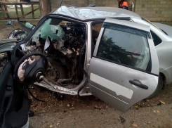Пассажир погиб в отечественном автомобиле, слетевшем с дороги в дерево на Ставрополье