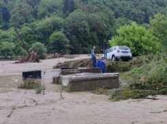 В поисках пропавших ставропольцев в Черном море участвуют более 100 человек