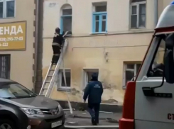 Дом рядом с ТЦ «Европейский» загорелся в Ставрополе