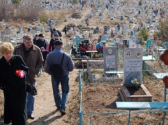 «В современной стране с огромными ресурсами люди вынуждены собирать еду на кладбище», - ставропольчанка о «собирателях конфет» на Радоницу 
