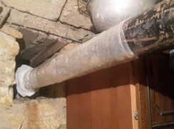 Детским пластилином залепили прорванную трубу в подвале дома Ставрополя