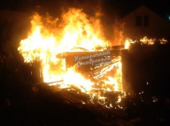 Пламя полностью охватило металлический гараж в центре Ставрополя 