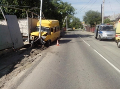 Пьяный водитель маршрутки в Ставрополе врезался в забор