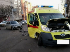 Авария реанимационного автомобиля и ВАЗ произошла в Ставрополе