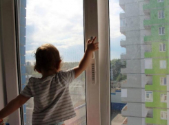 В Михайловске маленькая девочка выпала с четвертого этажа многоквартирного дома