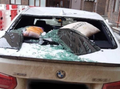 Несколько автомобилей в Ставрополе разбиты глыбами льда с крыш