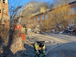 Пожар на площади 2 тысячи квадратов вспыхнул в мебельном цехе Ставрополя 