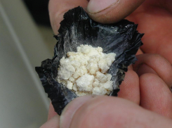 Инспектор ДПС нашел героин в автомобиле нарушителя