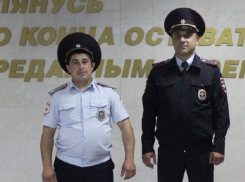 Двое смелых полицейских с риском для жизни спасли пенсионера из горящего дома на Ставрополье