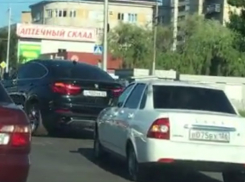 Зачем власти города ставят знаки движения по полосам, если они ухудшают ситуацию и их никто не соблюдает! – водитель из Ставрополя 