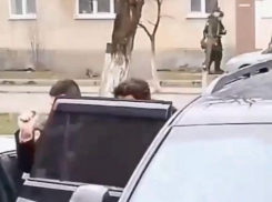 Мужчину в Минеральных Водах избили и силой усадили в машину