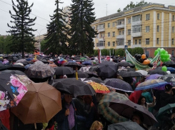 «Парад зонтиков»: дождь не помешал жителям Ставрополя собраться на площади 