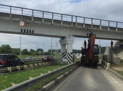 Трал с экскаватором застрял под мостом в Ставрополе 