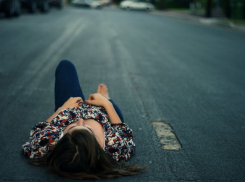 Автовладельцы Пятигорска предупреждают о сидящей на дороге странной девушке