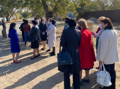 «Нас все устраивает»: жители Шишкино устроили народный сход после жалобы односельчанки на дорогу