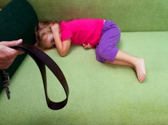  5-летнюю девочку избивала ремнем озверевшая мачеха на Ставрополье 