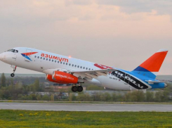 Очередной самолет авиакомпании «Азимут» вернулся на стоянку в Минеральных Водах