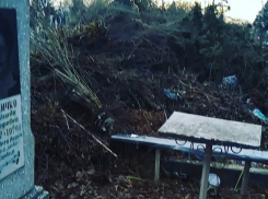 Ессентучанка пожаловалась на «грязнуль», оставляющих кучи мусора на кладбище