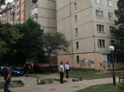 Тело школьника нашли на 50 лет ВЛКСМ в Ставрополе после падения из окна