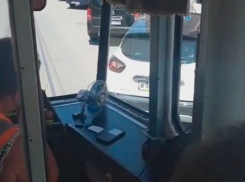 Припаркованный автомобиль перегородил проезд трамваю в Пятигорске