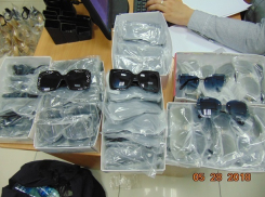 Купленные на рынке Dior и Gucci под видом подарка пытался вывезти мужчина из Минвод 