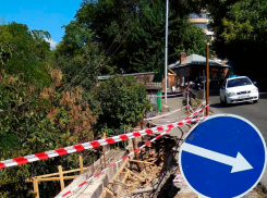 Оползень разрушил тротуар в центре Ставрополя