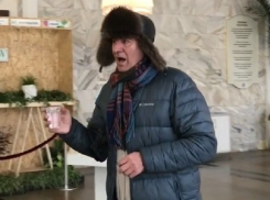 Булат Макаев внезапно спел для посетителей нарзанной галереи