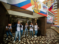 Жители «Перспективного» отметили День России праздничным концертом на балконе